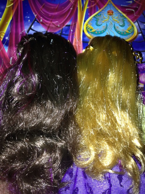 dmdarklord:

Comparison of Clawdeen’s hair colour. Left - Scaris Clawdeen, right - 13 Wishes Clawdeen. It does look a bit blonder in the photo than it does in real life.