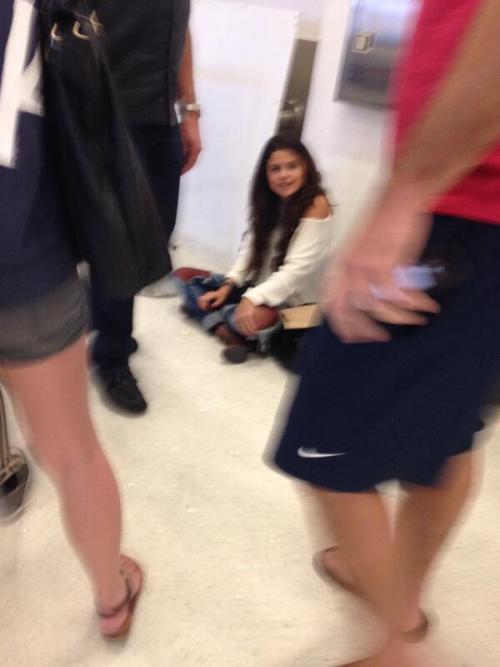 @cheywheeler: Selena Gomez sitting in the floor at the airport super casual what&#8217;s up girl I see you.