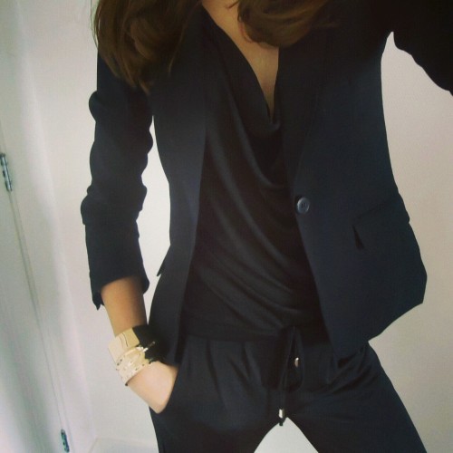 pure-natural:

Love black

There’s nothing more attractive than a woman in a suit.