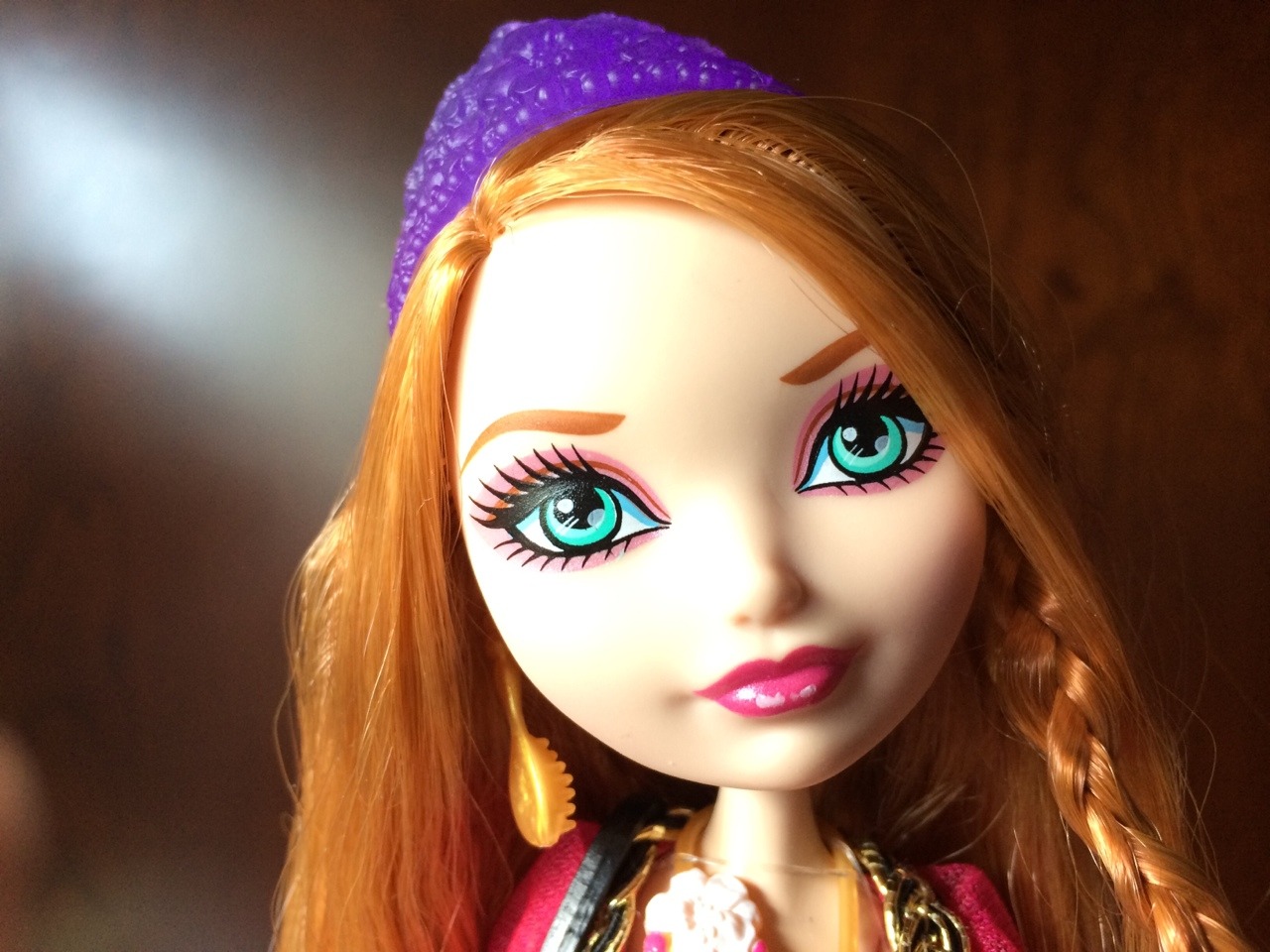frozenmonsterhigh:

Holly O’Hair detailed pictures  Her Ring looks like a tower, and her Earrings are two brushes. Need to fix her hair tough

