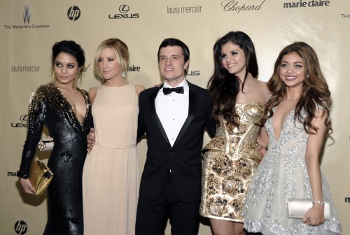 Another picture of Selena, Ashley Tisdale, Josh Hutcherson, Vanessa Hudgens and Sarah Hyland at the Warner Bros. and InStyle Golden Globes Post Party [Photo Courtesy by: Hutcherson.com.br]