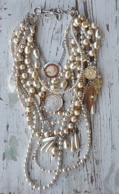 (via All That Glitters&#8230; / Give broken or estate sale necklaces new life.)