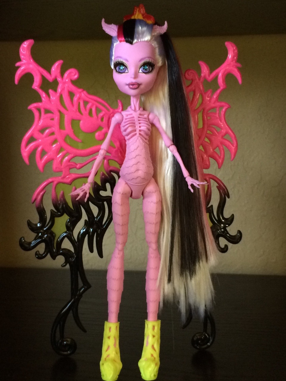 frozenmonsterhigh:

Bonita Femur Details Pictures. Bonita Femur has a very detailed body, half moth and half skeleton, in fact her torso is kind of divided in two parts.