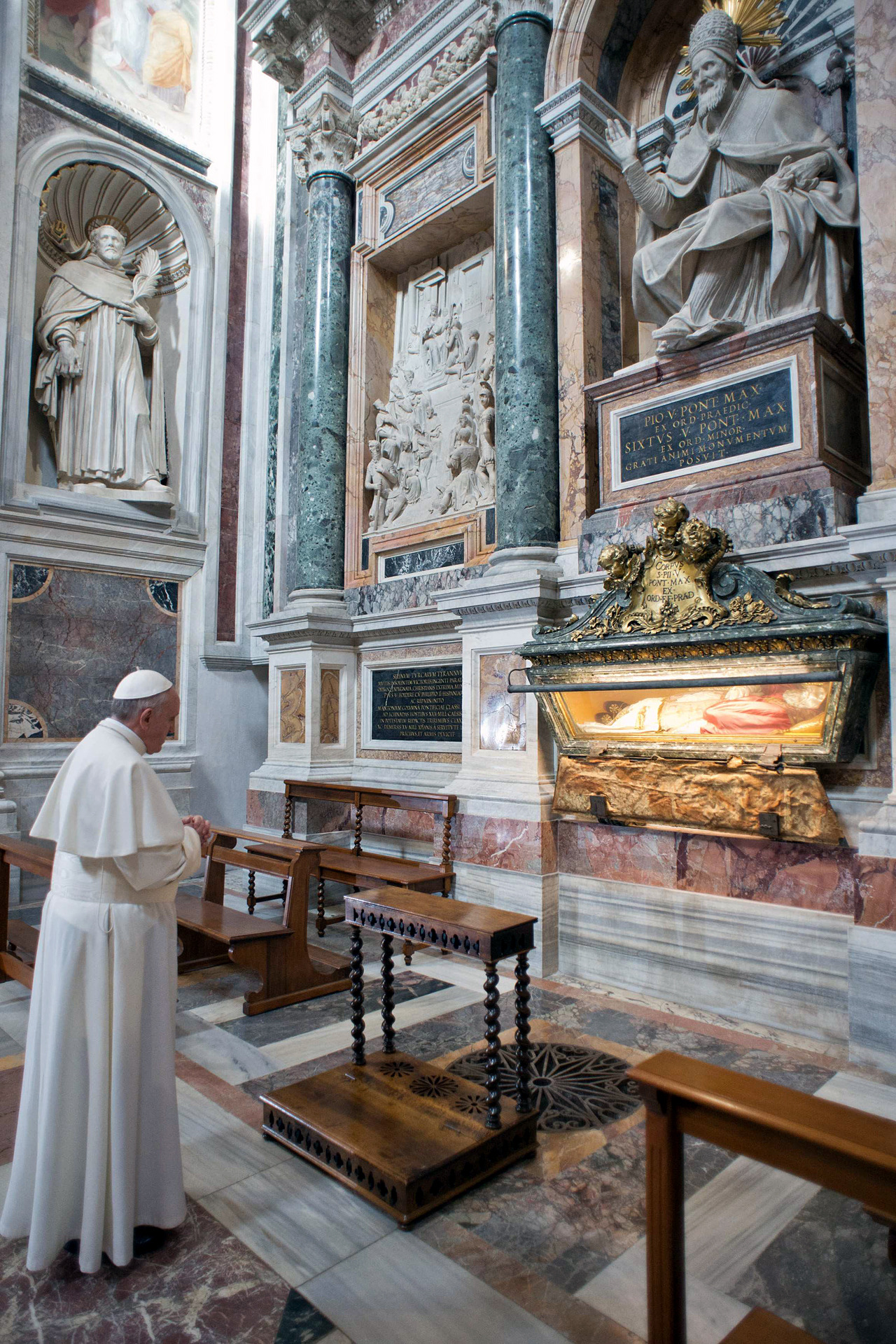 El papa Francisco quien llegó acompañado del prefecto de la Casa Pontificia y secretario del saliente Benedicto XVI, monseñor Georg Günswein,  pasó unos minutos de rodillas rezando ante la imagen de la Virgen. (AP)