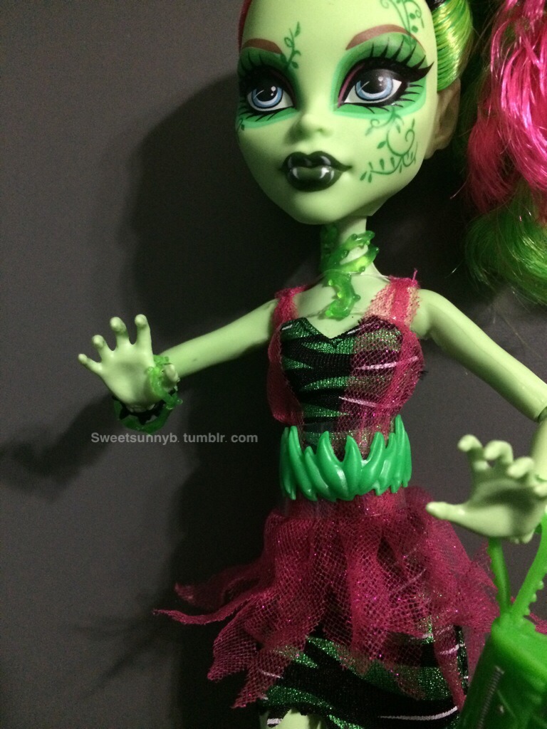sweetsunnyb:

Zombie Shake Venus. I love the little vine wrapped around her thumb. She also has claw hands. Super cute.
