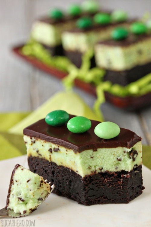 gastrogirl:

mint chocolate chip mousse brownies.
