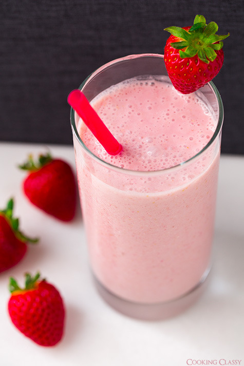 gastrogirl:

strawberry coconut oat smoothie.
