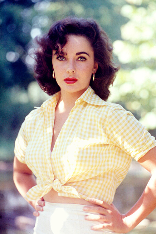 theniftyfifties:

Elizabeth Taylor photographed by Bob Willoughby, 1956.
