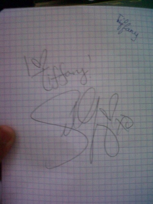 Selena signed this piece of paper for a fan in Paris today. 