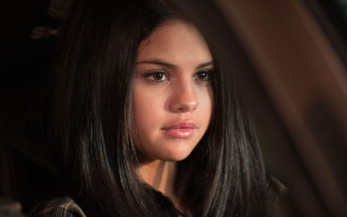 New HQ picture of Selena in the movie “Getaway