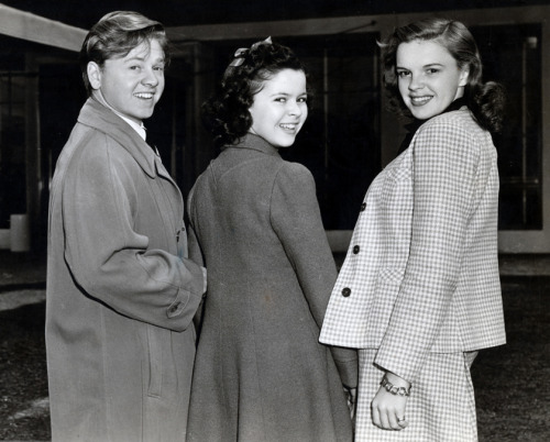 wehadfacesthen:

Mickey Rooney, Shirley Temple and Judy Garland at MGM Studios, 1941.

And now they are together again…

via carygrantslover and miss-shirley-temple
