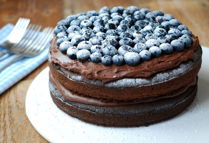 veganrecipecollection:

(via Chocolate and Blueberry cake | Essential Vegan)
