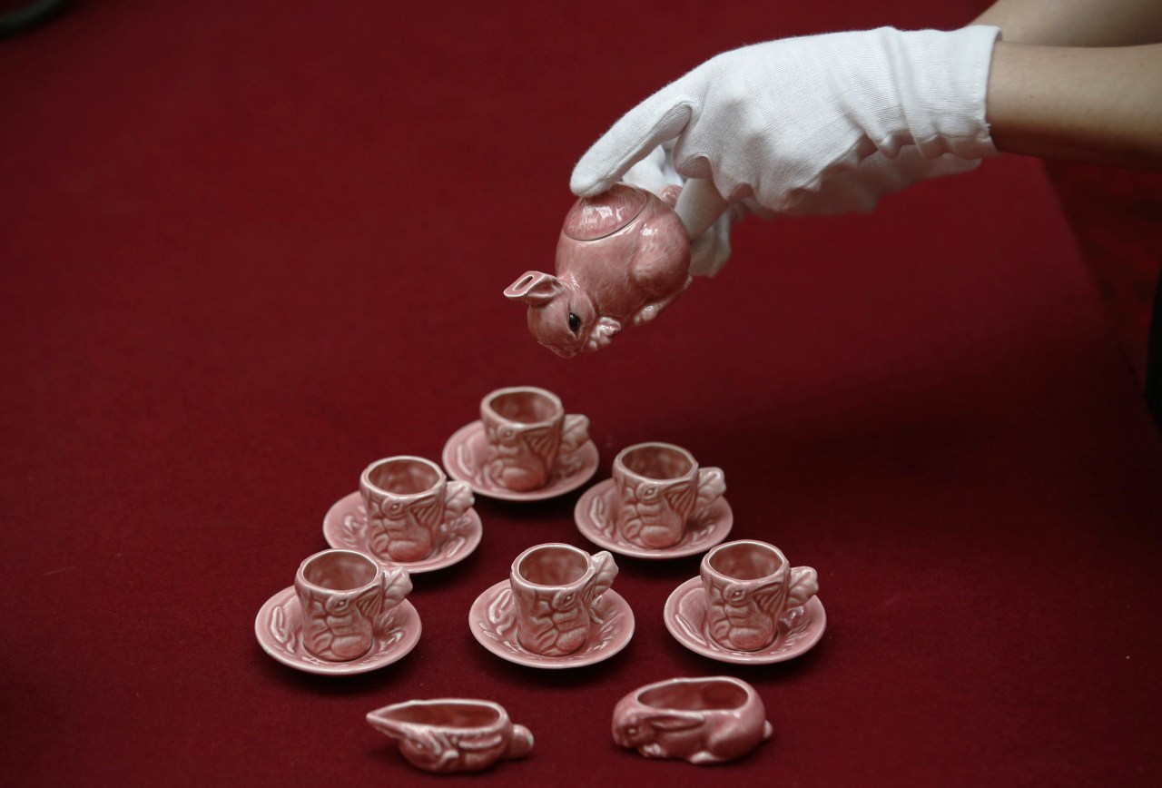 
Un juego de té de color rosa que pertenece a la reina Isabel. Juguetes y trajes infantiles pertenecientes a la familia real, formarán parte de una exposición &#8220;Royal Infancia&#8221;, durante la apertura de verano del Palacio de Buckingham. (REUTERS )