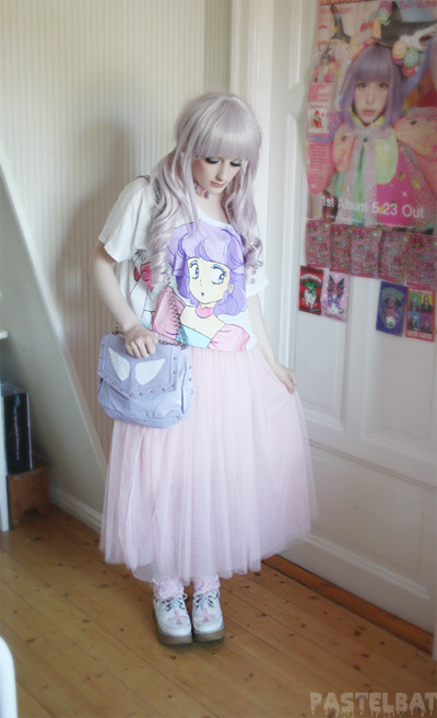 Rather simple outfit today but i like it (ﾉ´ヮ´)ﾉ*:･ﾟ✧T-shirt and skirt from sheinside! (I want the galaxxxy creamy mami t-shirt but it sold out before i got my hands on it so this will be my substitute until i find it&#160;; 3 ;)And the bag is from http://syndromestore.com/ (they also sell the platforms i&#8217;m wearing!)