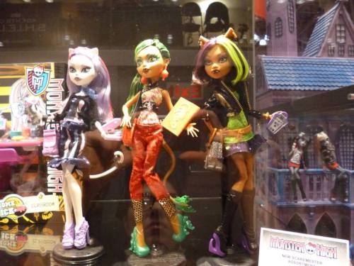 New Scaremester - I was totally right, those are Clawdeen&#8217;s boots I own. I&#8217;ll be getting all three of these ghouls!
Source: TimeToPlayMag