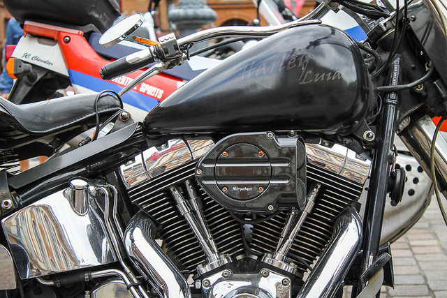 Harley Luya on Flickr.Réservoir et V-Twin d’une Harley Davidson