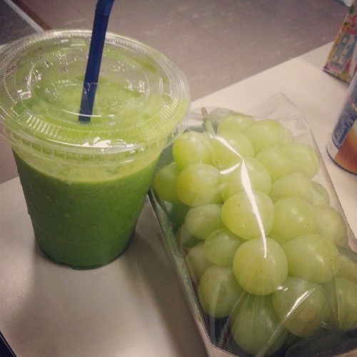 
[Jiyoung] Green Vegetable juice and Muscat
