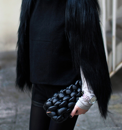 styletrove:

STYLED: Fur  cape & Jumbo plait-rubber clutch.