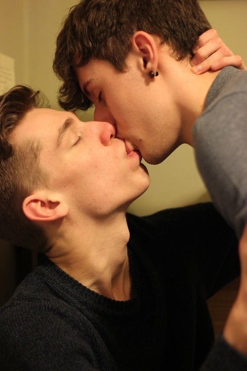 check out pretttyboyswag for more sexy cute twinks and men kissing. 