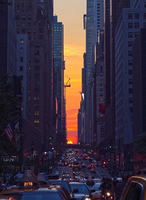 mothernaturenetwork:



 ‘Manhattanhenge’ illuminates 42nd Street  



Hundreds of observers gather along Manhattan’s east-west streets to witness a spectacular solar alignment.



Lovely&#8230;