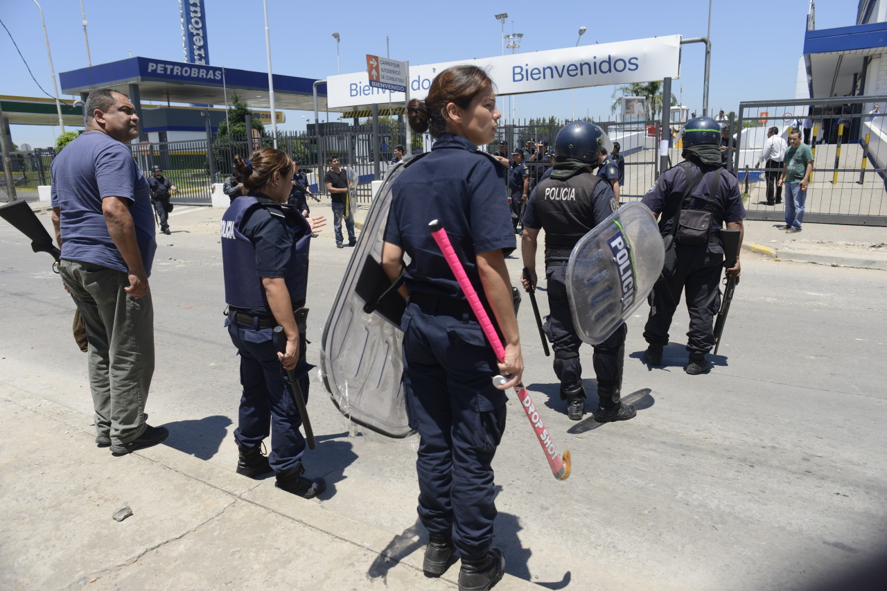 Saqueos y represión en San Fernando. Por Andrés D&#8217;Elía y David Fernández.
