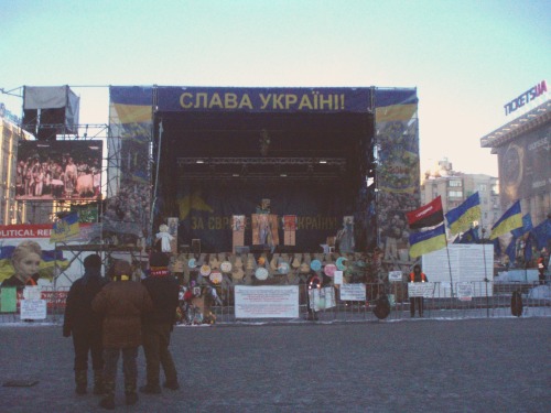 Maidan’s stage. Sign says “Glory to Ukraine” ~