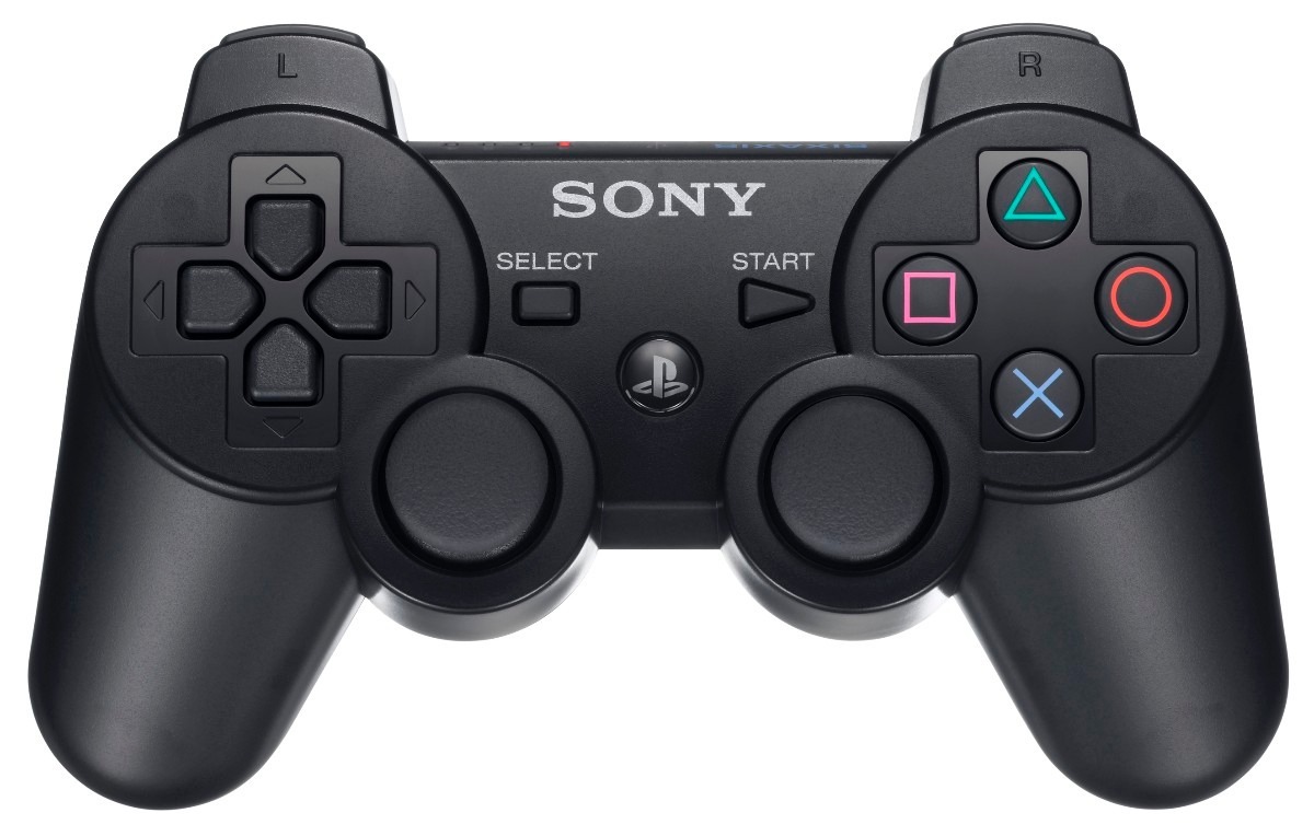 El diseñador de PlayStation explica qué significan los botones de su mando
El misterio que había rodeado a los famosos botones del control/mando de PlayStation ha desaparecido. Teiyu Goto, diseñador de las videoconsolas de Sony, ha explicado cuáles eran los significados de los cuatro botones de la consola.
&#8220;Eso fue&#8230; algo duro&#8221;, reconoció Goto. &#8220;Otras compañías de la época asignaban letras alfabéticas o colores a los botones. Nosotros queríamos algo que fuera fácil de recordar, así que escogimos iconos y símbolos. Así que rápidamente se me ocurrió la combinación de la X, el triángulo, el círculo y el cuadrado y le di a cada uno de ellos un significado y un color&#8221;.
&#8220;El triángulo se refiere al punto de vista, y lo representé con una cabeza o dirección y le di el color verde. El cuadrado hace referencia a una porción de papel y representa menús, documentos&#8230; le asigné el color rosa. El círculo y la X representan las decisiones del Sí y el No, y los hice rojos y azules respectivamente. La gente creía que los colores se entremezclaban y tuve que recalcar en los departamentos que esa era la idea&#8221;.
Vía JT