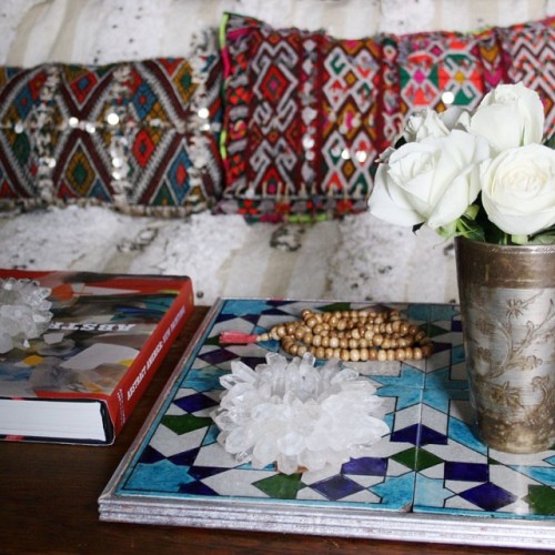 My cold grey day brightened by #moroccan colors:) #coffeetable #babyitscoldoutside #sequins #moroccanpillows #crystals #moroccanweddingblanket #handira #boho #bohemian #decor #interiordecor #love #lassicup #roses #syriantiles #malabeads #quartzcrystal