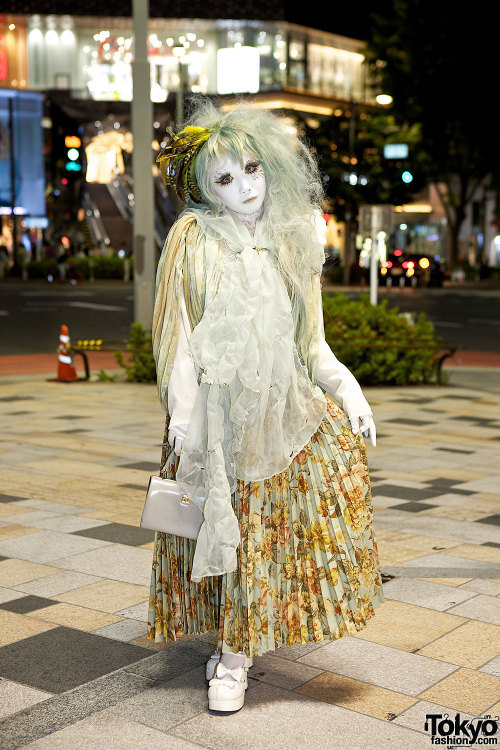 tokyo-fashion:The one-&amp;-only Minori on the street in Harajuku after dark.