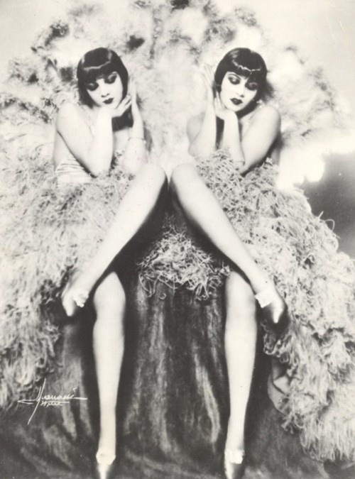 lustambitions:

The Sisters G (Eleanor and Karla Gutchrlein)Circa. 1925
