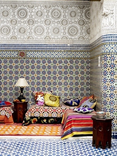 
 


Camadas de modelo e cor são típicas de projeto marroquino . Aqui vemos mosaico Zellij marroquino azulejos na parte inferior das paredes com uma borda diferente. A parte superior das paredes estão cobertas de GEPS esculpidas ou gesso de Paris. (Via Bohemian Decoração e Design )

