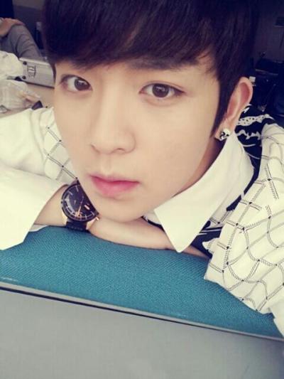 [ricky/ twitter update]: 뭐하고있어요&#160;??
trans:  What are you doing now?? 
trans cr: oursupaluv/ twitter