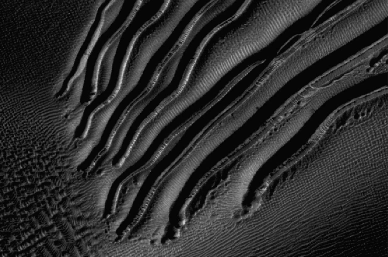 
Esta imagen del Experimento Científico de Imágenes en Alta Resolución, HiRISE muestra unos barrancos que podrían ser la prueba de que alguna vez hubo agua en Marte. (EFE/Nasa)

