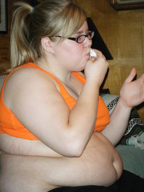 bricout:

feederismdaily:

Fatty stuffing her face, she’s just going to get fatter and fatter!

la bonne grosse piggy a faim
