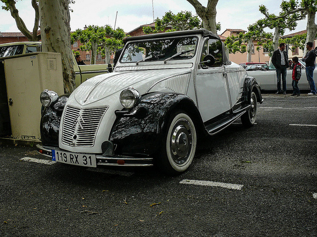 2CV Cabrio on Flickr.Une 2CV cabriolet à Lavaur lors du festival Rock &amp; Cars 2013