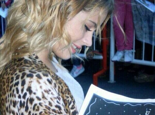 Martina firmando autografos en el Luna Park.