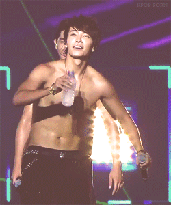 mon gif Unf super junior donghae Eunhyuk siwon torse nu abs ss5 Shindong ouvre juste ses jambes pour siwon