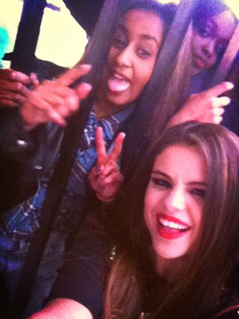 @clickthisbxtch:guys I met @selenagomez 😭❤ don’t care if I look bad as hell lol