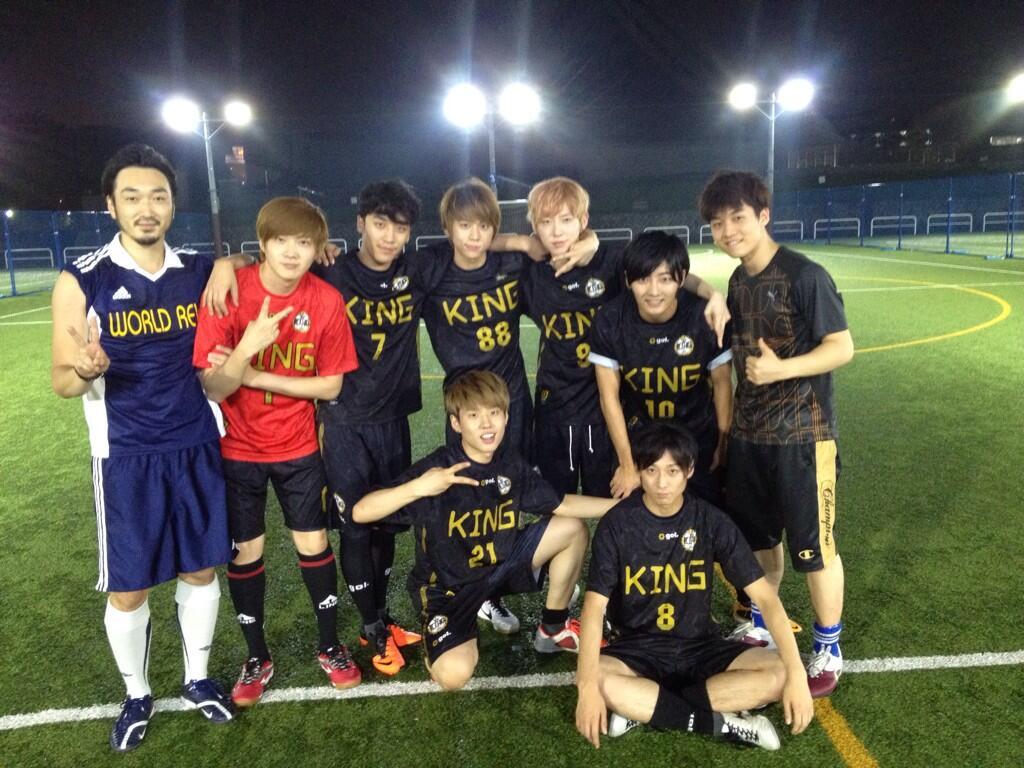 Seungri Poses with His FC KING Teammates
Source: @tegangkun