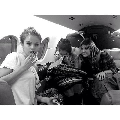 Selena right now on her way to NY for the 2013 MTV Music Video Awards