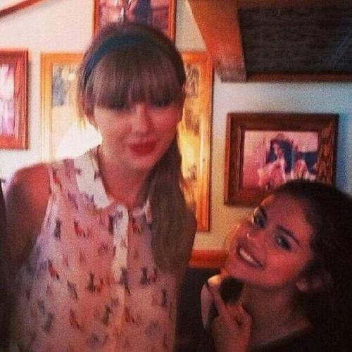 New rare picture of Selena with Taylor Swift