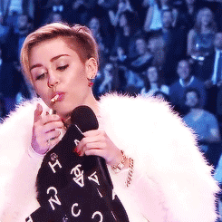 Nudez e muita maconha: caem na rede fotos íntimas de Miley 