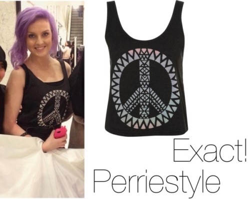 Perrie shopping with Zayn&#8217;s little sister, Safaa

Crop tank top
