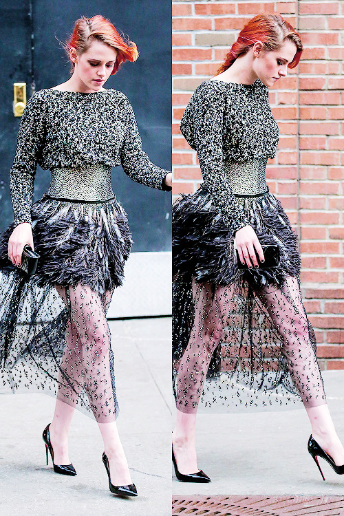 
Kristen leaving her hotel (x)
