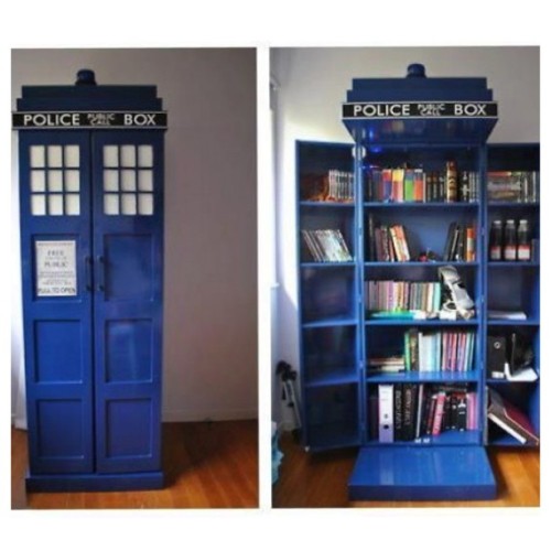 ohmahgloblumpingiraffes:

Omg this is an #awesome #bookshelf #doctorwho

