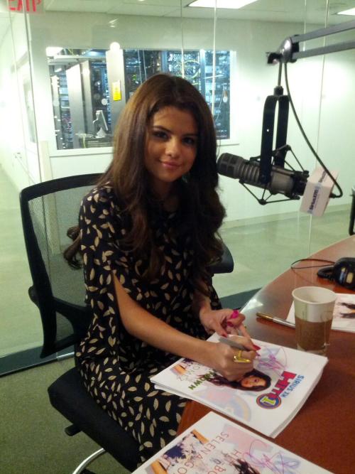 @SiriusXMHits1: Happy 4th of July! @SelenaGomez is on with #WeekendCountdown #SelenaOnHits1 pic.twitter.com/0hpjVNKbOh
