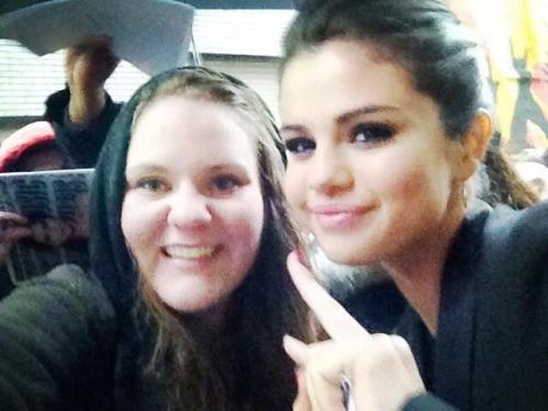 @annapleasee: Me and @selenagomez today at letterman! She looked literally FLAWLESS😍😍😍