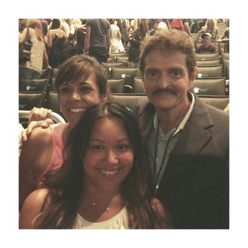 bmars-news:   "brianjtemporosa: Peter Hernandez aka Bruno Mars&#8217; father with my sister and Sandra after the show. I watched him take Sandra&#8217;s number after this. Straight cheesin&#8217;!"
