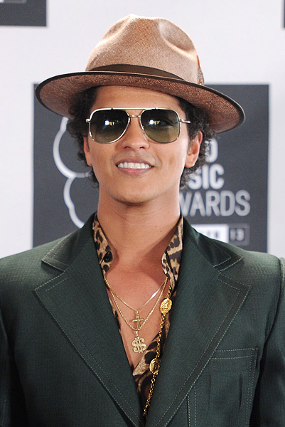 bruno-news:  Bruno Mars photographed on the red carpet at the 2013 MTV Video Music Awards in Brooklyn