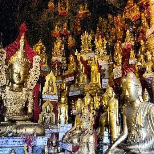 Shwe U Me … Pagoda di Pindaya,  a 1700 metri slm all’interno di una grotta di roccia calcarea più di 9000 statue di budda… #Fotodiviaggio #Birmania2014